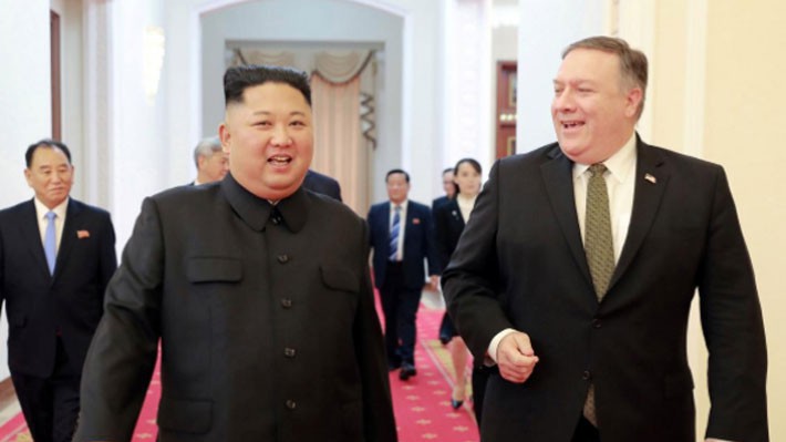 Nhà lãnh đạo Triều Tiên Kim Jong Un (trái) và Ngoại trưởng Mỹ Mike Pompeo trong cuộc gặp ở Bình Nhưỡng ngày 7/10 - Ảnh: KCNA/Reuters.