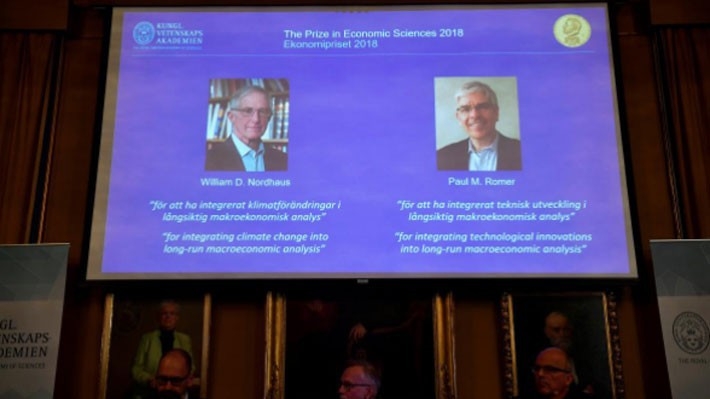 Giải thưởng Nobel kinh tế 2018 được Viện Khoa học Hoàng gia Thụy Điển công bố ngày 8/10 - Ảnh: Reuters.