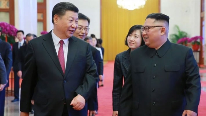 Chủ tịch Trung Quốc Tập Cận Bình và nhà lãnh đạo Triều Tiên Kim Jong Un trong một chuyến thăm Trung Quốc năm 2018 của ông Kim Jong Un.