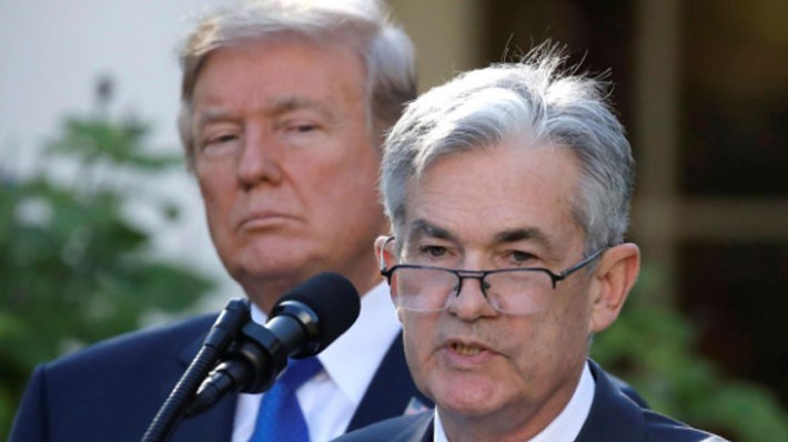 Tổng thống Mỹ Donald Trump (trái) đứng nghe ông Jerome Powell (phải) phát biểu tại Nhà Trắng vào tháng 11/2017, khi ông Powell còn là ứng cử viên cho cương vị Chủ tịch FED - Ảnh: Reuters.