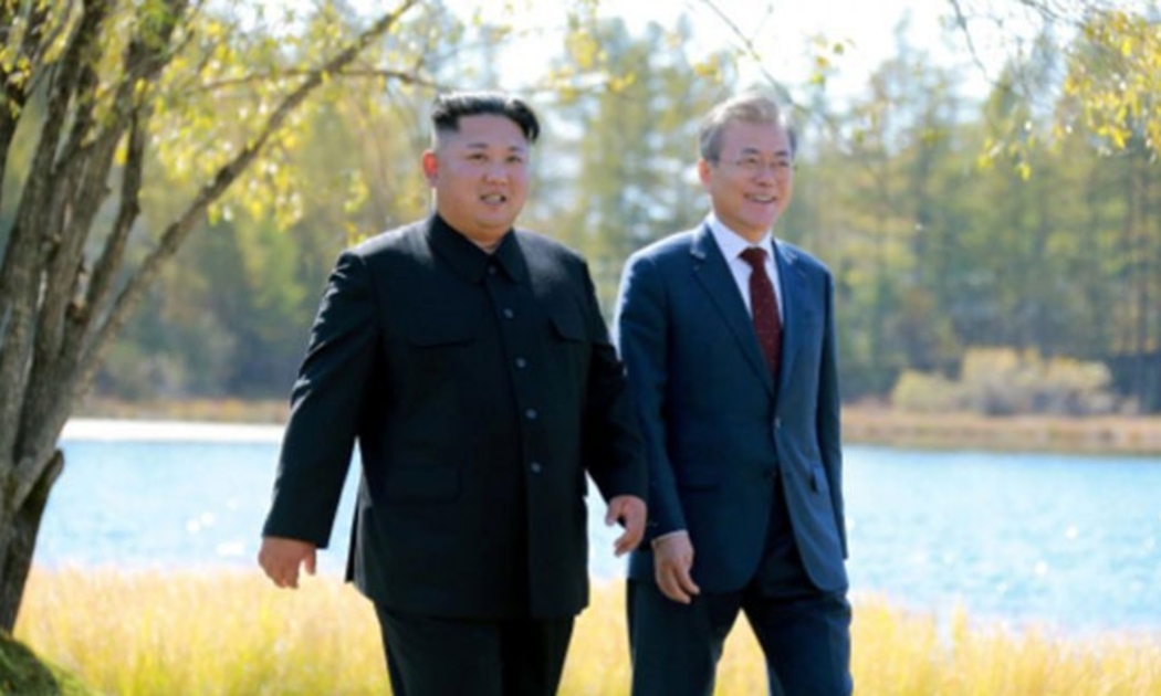 Nhà lãnh đạo Triều Tiên Kim Jong Un (trái) và Tổng thống Hàn Quốc Moon Jae-in trong cuộc gặp mới đây ở Bình Nhưỡng - Ảnh: KCNA/Reuters.
