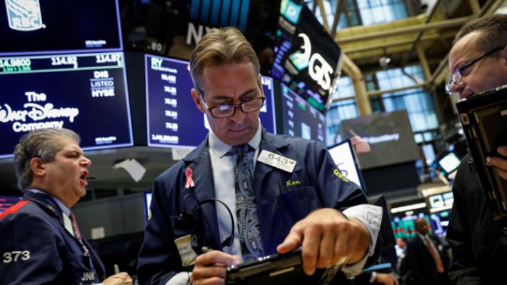 Các nhà giao dịch cổ phiếu trên sàn NYSE ở New York, Mỹ - Ảnh: Reuters.