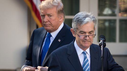 Tổng thống Mỹ Donald Trump (trái) và ông Jerome Powell, khi ông Powell vừa được ông Trump đề cử vào cương vị Chủ tịch FED, tại Vườn Hồng, Nhà Trắng, tháng 11/2017 - Ảnh: Getty/CNBC.