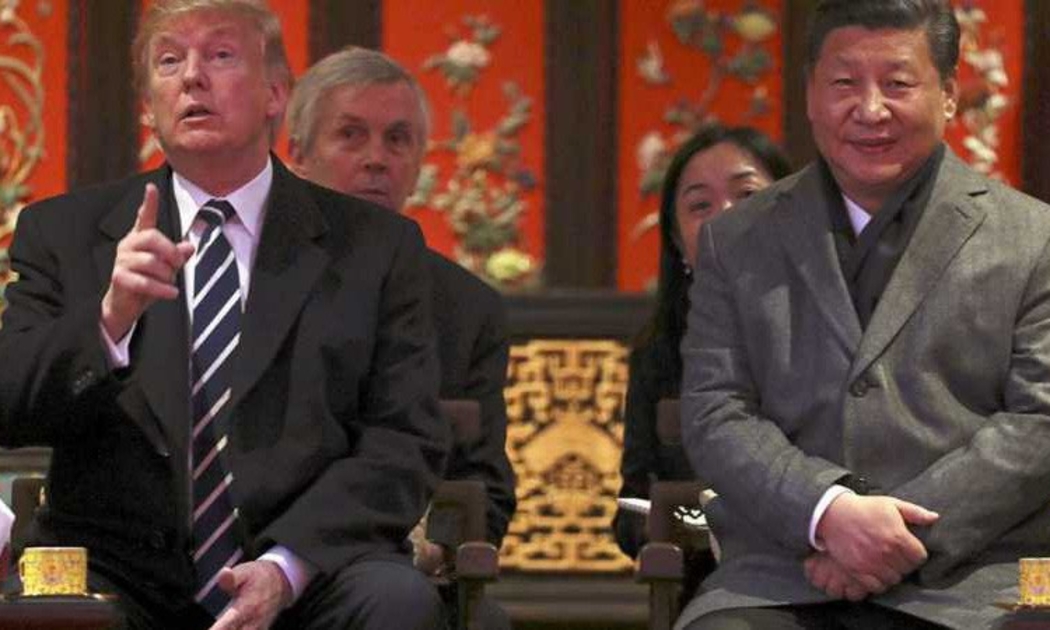 Tổng thống Mỹ Donald Trum (trái) và Chủ tịch Trung Quốc Tập Cận Bình trong chuyến thăm Bắc Kinh của ông Trump vào tháng 11/2017 - Ảnh: AP.