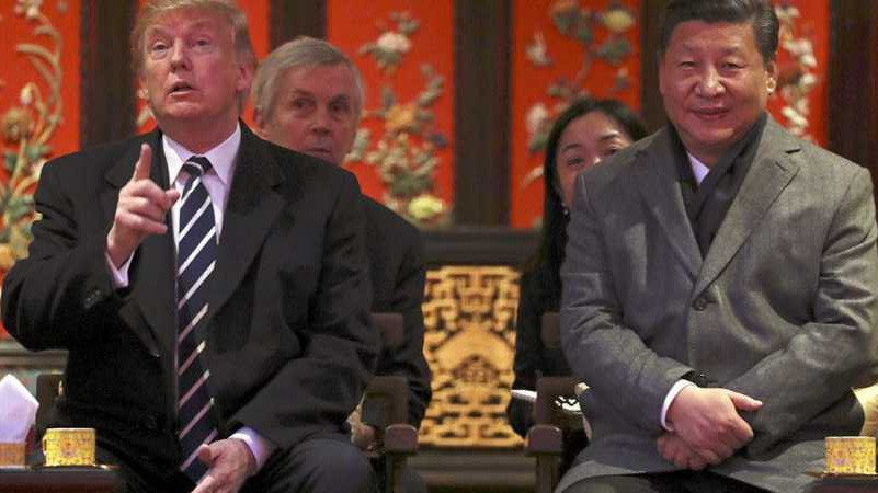 Tổng thống Mỹ Donald Trum (trái) và Chủ tịch Trung Quốc Tập Cận Bình trong chuyến thăm Bắc Kinh của ông Trump vào tháng 11/2017 - Ảnh: AP.