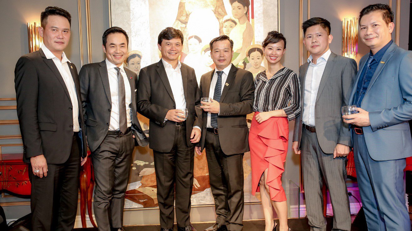 Hình ảnh các Sharks tại tiệc Welcom Dinner họp báo ra mắt Shark Tank mùa 2.