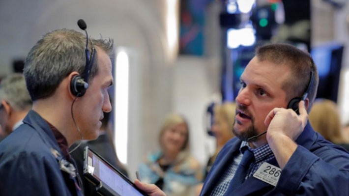 Các nhà giao dịch cổ phiếu trên sàn NYSE ở New York, Mỹ - Ảnh: Reuters.