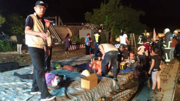 Nạn nhân vụ tai nạn đường sắt ở Đài Loan ngày 21/10 được đưa ra khỏi tàu - Ảnh: Reuters.