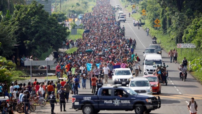 Dòng người di cư từ Trung Mỹ đi qua Mexico vào cuối tuần vừa rồi - Ảnh: Reuters.