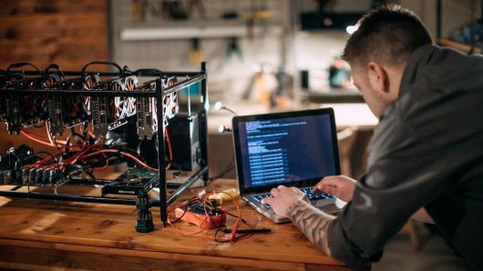 Nhu cầu tuyển dụng kỹ sư blockchain tăng mạnh khi các công ty đua nhau triển khai các dự án sử dụng công nghệ mới mẻ này - Ảnh: Getty/CNBC.