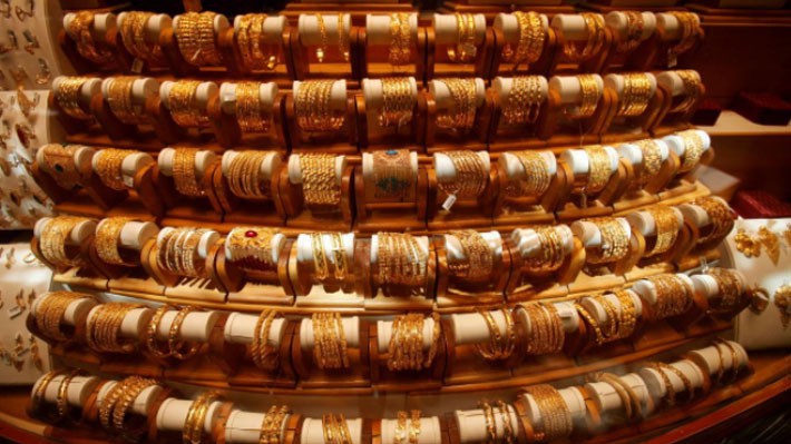 Trang sức bày bán trong một tiệm vàng ở Pakistan vào tháng 5/2018 - Ảnh: Reuters.