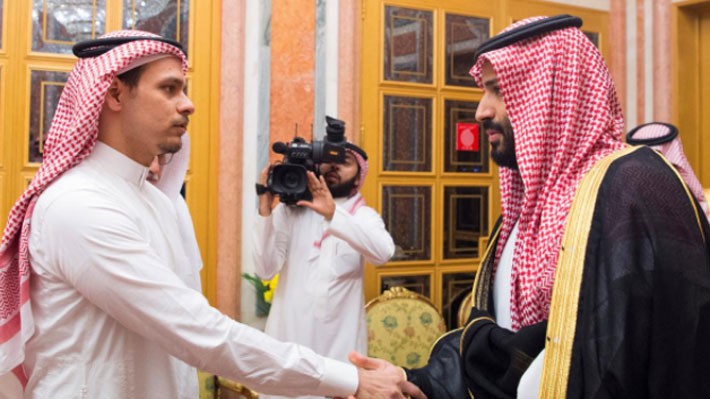 Thái tử Mohammed bin Salman (phải) của Saudi Arabia thăm hỏi thân nhân của nhà báo Samal Khashoggi tại Riyadh ngày 23/10 - Ảnh: Reuters.