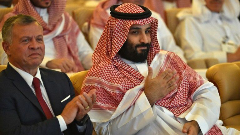 Thái tử Mohammed bin Salman của Saudi Arabia (phải) và vua Abdullah II của Jordan tại lễ khai mạc hội nghị Sáng kiến đầu tư tương lai (FII) ở Riyadh ngày 23/10 - Ảnh: Yahoo News.