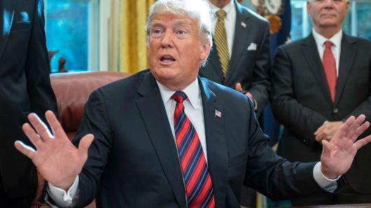 Tổng thống Mỹ Donald Trump tại phòng Bầu dục, Nhà Trắng, ngày 23/10 - Ảnh: Getty/CNBC.