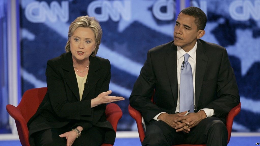 Bà Hillary Clinton và ông Barack Obama trong một cuộc tranh luận vào năm 2007 - Ảnh: VOA.
