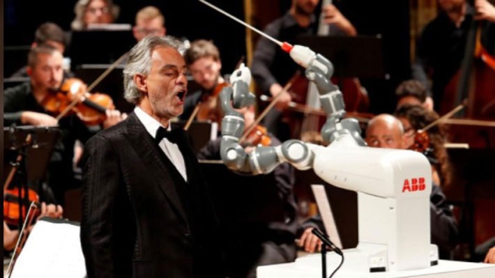 Robot YuMi của ABB chỉ huy một dàn nhạc giao hưởng ở Pisa, Italy, tháng 12/2017 - Ảnh: Reuters.