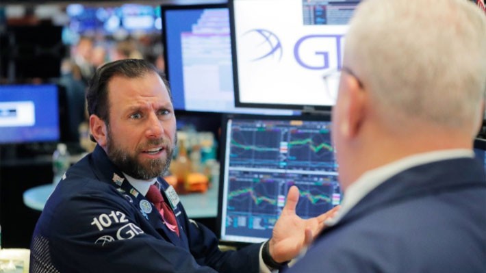 Các nhà giao dịch cổ phiếu trên sàn NYSE ở New York, Mỹ - Ảnh: Reuters.