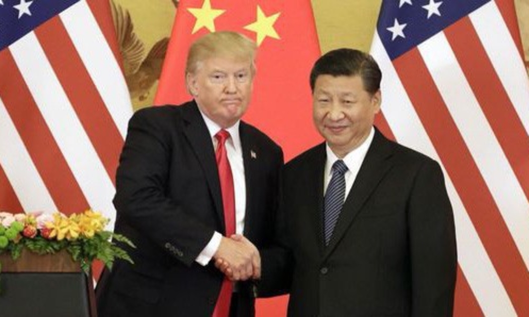 Tổng thống Mỹ Donald Trump (trái) và Chủ tịch Trung Quốc Tập Cận Bình - Ảnh: Bloomberg.