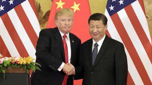 Tổng thống Mỹ Donald Trump (trái) và Chủ tịch Trung Quốc Tập Cận Bình - Ảnh: Bloomberg.