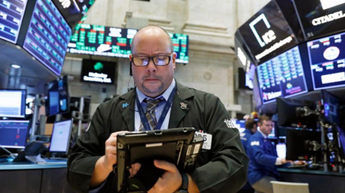 Một nhà giao dịch cổ phiếu trên sàn NYSE ở New York, Mỹ - Ảnh: Reuters.