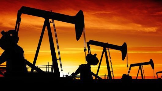 Giá dầu WTI và dầu Brent hiện đều thấp hơn khoảng 11 USD/thùng so với mức đỉnh của 4 năm thiết lập hôm 3/10 - Ảnh: CNBC.