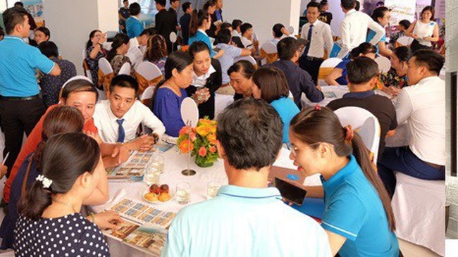 Lễ mở bán căn hộ Napoleon Castle 1 thu hút đông đảo khách hàng.