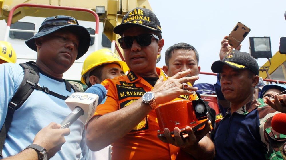 Hộp đen của máy bay bị rơi được người đứng đầu cơ quan tìm kiếm cứu hộ quốc gia Indonesia đưa ra trước báo giới ngày 1/11 - Ảnh: EPA/EFE/Bloomberg.