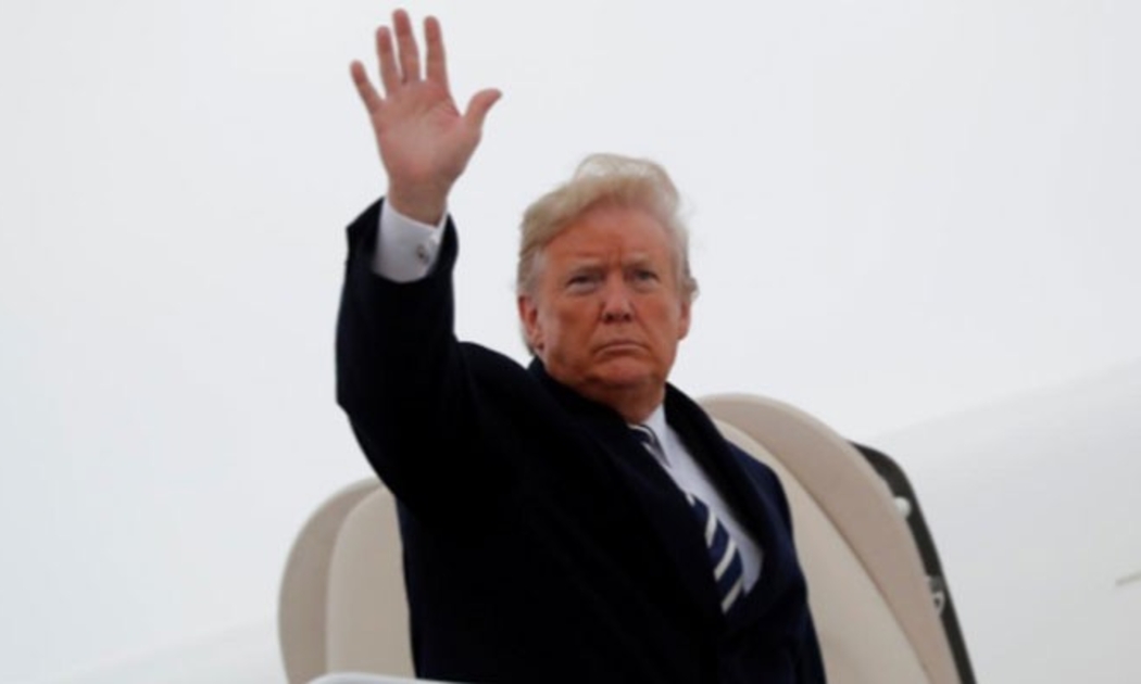 Tổng thống Mỹ Donald Trump lên chuyên cơ Không lực 1 từ Washington để bay đến Missouri vận động tranh cử cho Đảng Cộng hòa ngày 2/11 - Ảnh: Reuters.