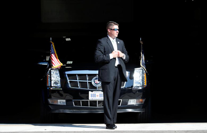 Một nhân viên Mật vụ đứng gác trước chiếc xe limousine của Tổng thống 
Trump khi ông Trump tới thăm trường Waukesha County Technical College ở 
bang Wisconsin, hôm 13/6/2017 - Ảnh: Reuters.