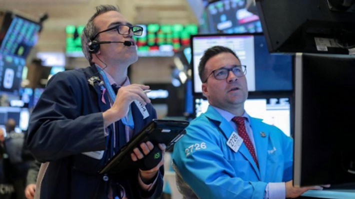 Các nhà giao dịch cổ phiếu trên sàn NYSE ở New York, Mỹ - Ảnh: Reuters.