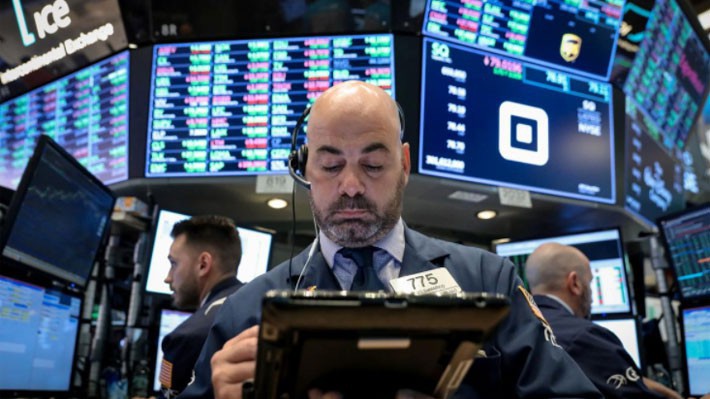 Một nhà giao dịch cổ phiếu trên sàn NYSE ở New York, Mỹ - Ảnh: Reuters.