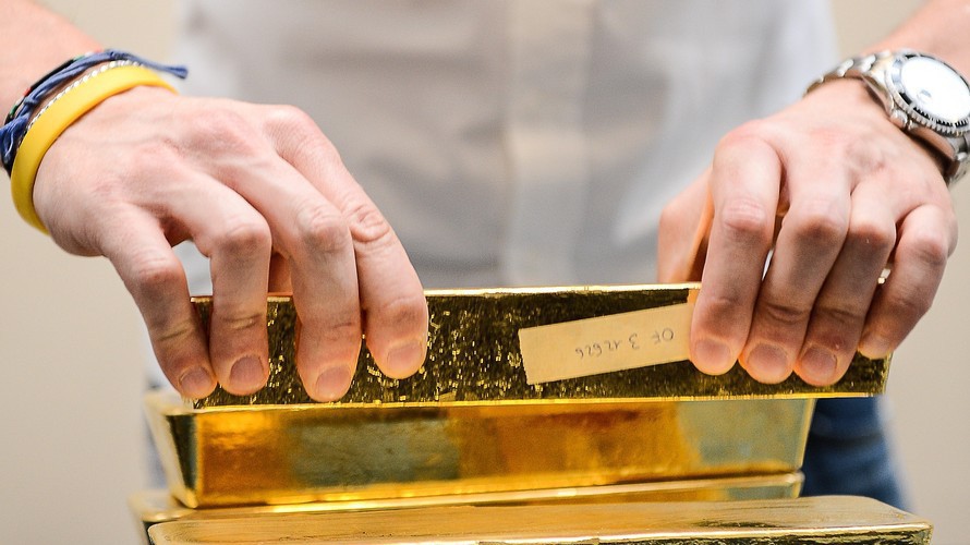 Mốc 1.200 USD/oz đang trở nên mong manh khi đồng USD tăng giá mạnh gây áp lực mất giá lên vàng thế giới - Ảnh: Getty/MarketWatch.