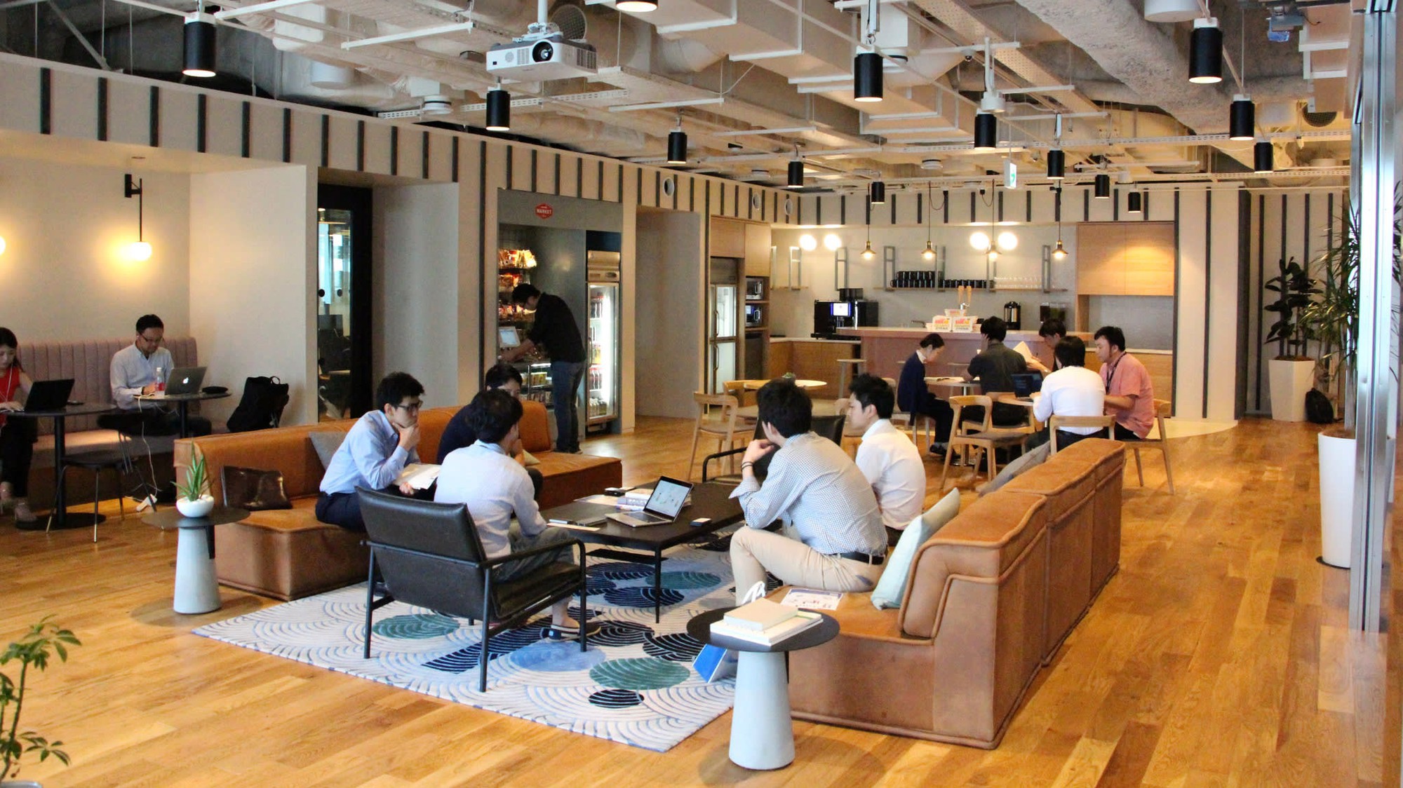 Bên trong một văn phòng làm việc WeWork - Ảnh: Nikkei.