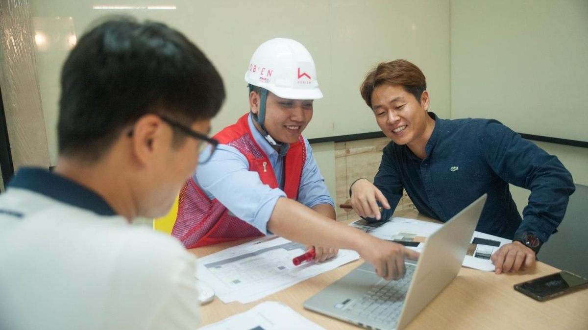 Đội ngũ giám sát của Hô Biến đang làm việc trực tiếp tại công trình của khách hàng.