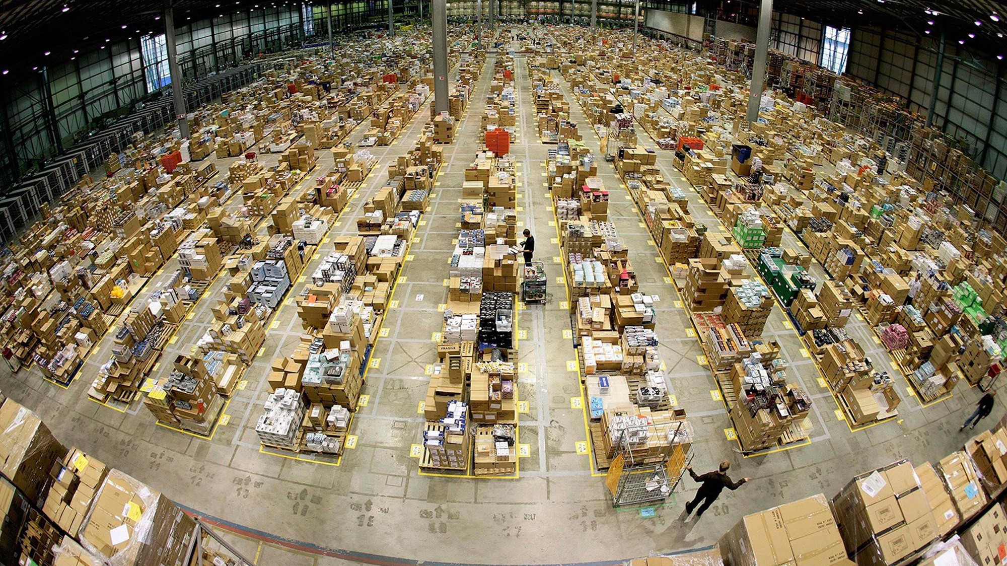 Một kho hàng khổng lồ của Amazon.