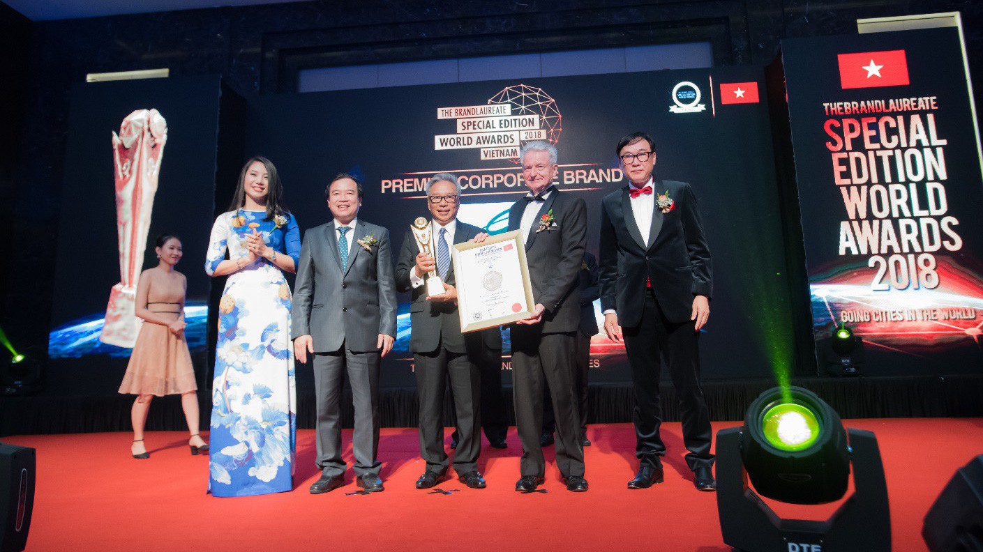 Ngài Budiarsa Sastrawinata - Tổng giám đốc Ciputra Hanoi (đứng giữa) đón nhận giải thưởng.