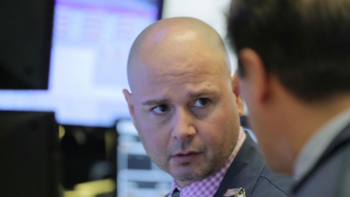 Các nhà giao dịch cổ phiếu trên sàn NYSE ở New York, Mỹ - Ảnh: Reuters.