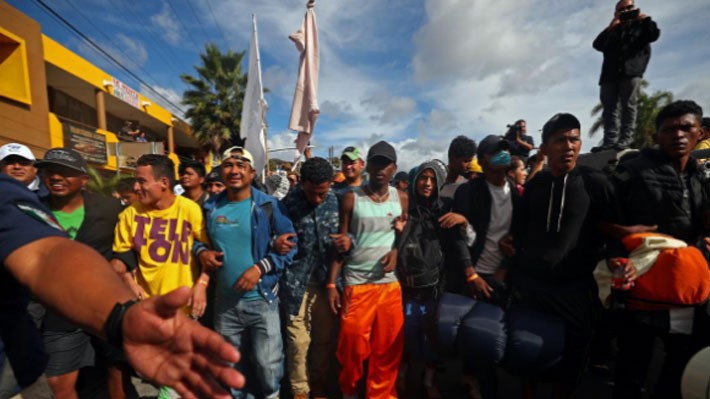 Những người di cư từ Trung Mỹ đang tiến về một chốt kiểm soát biên giới Mexico-Mỹ ngày 22/11 - Ảnh: Reuters.