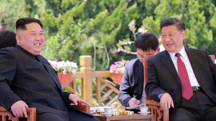 Nhà lãnh đạo Triều Tiên Kim Jong Un (trái) và Chủ tịch Trung Quốc Tập Cận Bình trong một cuộc gặp diễn ra ở Trung Quốc năm 2018 - Ảnh: KCNA/SCMP.