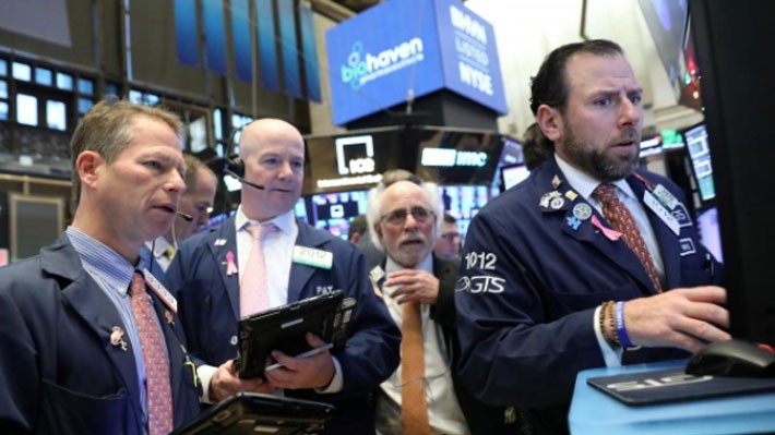 Các nhà giao dịch cổ phiếu trên sàn NYSE ở New York, Mỹ - Ảnh: Reuters.