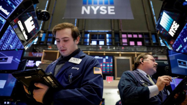 Các nhà giao dịch cổ phiếu trên sàn NYSE ở New York, Mỹ - Ảnh: Reuters.