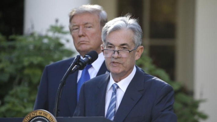 Tổng thống Mỹ Donald Trump và ông Jerome Powell trong một cuộc họp báo tại Vườn Hồng, Nhà Trắng tháng 11/2017, khi ông Trump đề cử ông Powell làm Chủ tịch Cục Dự trữ Liên bang Mỹ (FED) - Ảnh: Reuters.