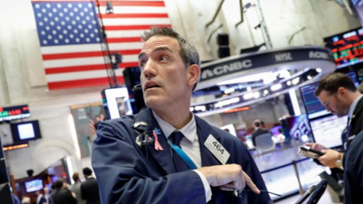 Một nhà giao dịch cổ phiếu trên sàn NYSE ở New York, Mỹ - Ảnh: Reuters.