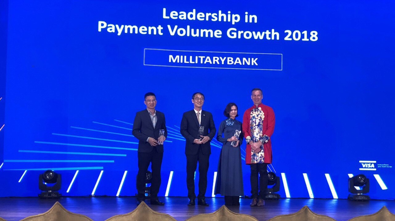 Ông Nguyễn Bá Tuyến - Giám đốc Trung tâm Kinh doanh thẻ MB nhận giải thưởng từ ông Stephen Karpin - Giám đốc khu vực Đông Nam Á.