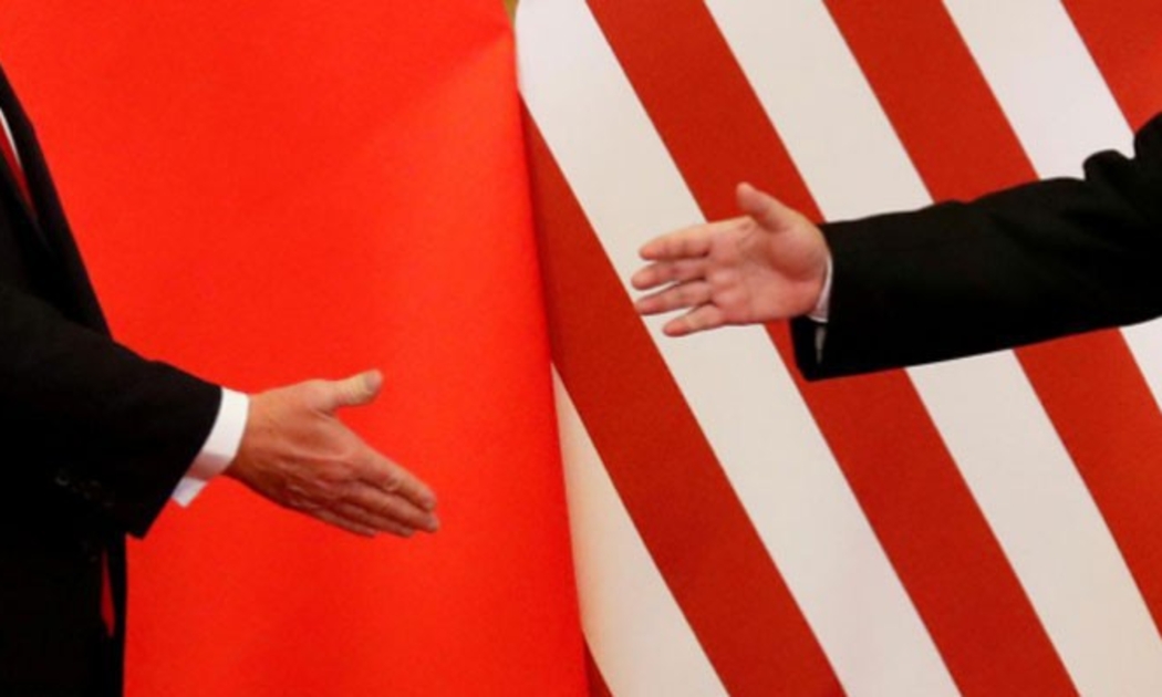 Tổng thống Mỹ Donald Trump và Chủ tịch Trung Quốc Tập Cận Bình đưa tay ra bắt tại Đại lễ đường Nhân dân ở Bắc Kinh, tháng 11/2017 - Ảnh: Reuters.