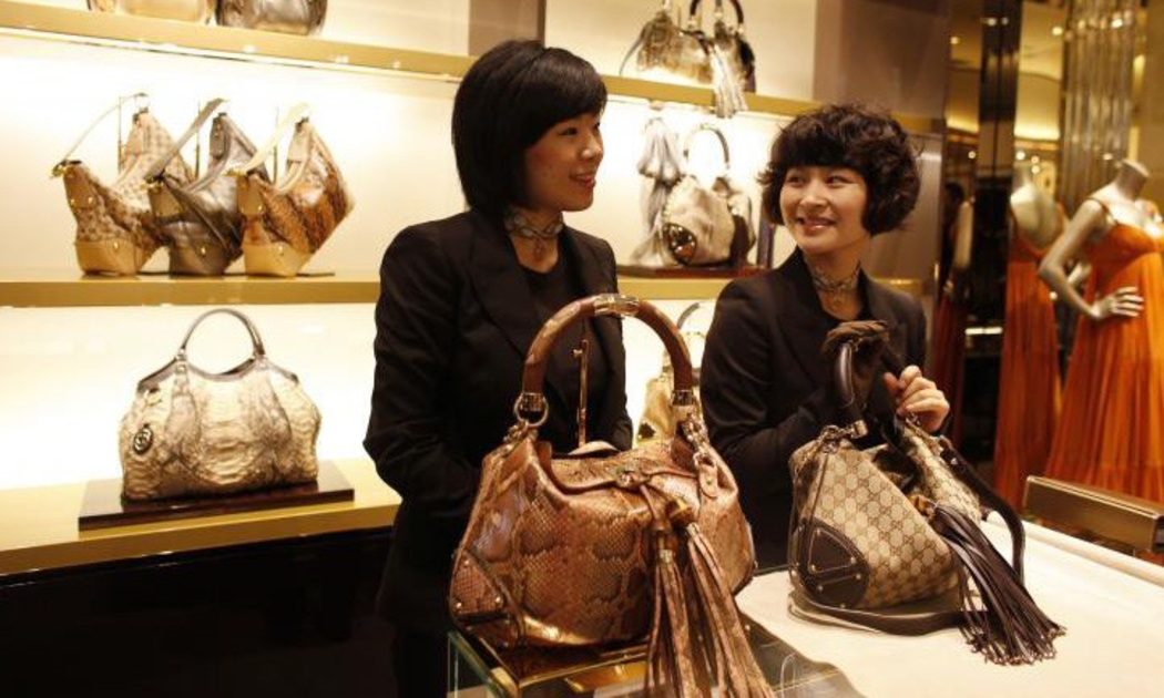Bên trong một cửa hiệu Gucci ở Trung Quốc.