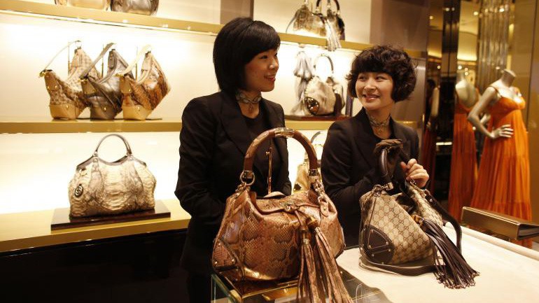 Bên trong một cửa hiệu Gucci ở Trung Quốc.