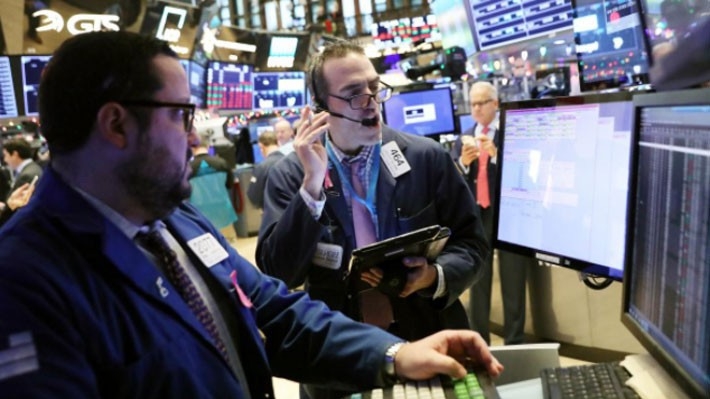 Các nhà giao dịch cổ phiếu trên sàn NYSE ở New York, Mỹ - Ảnh: Reuters.