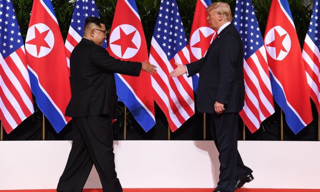 Nhà lãnh đạo Triều Tiên Kim Jong Un (trái) và Tổng thống Mỹ Donald Trump trong cuộc gặp ở Singapore vào tháng 6/2018 - Ảnh: Getty/Bloomberg.