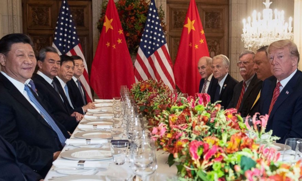 Chủ tịch Trung Quốc Tập Cận Bình và Tổng thống Mỹ Donald Trump cùng các quan chức cấp cao hai nước trong cuộc gặp ở Argentina hôm 1/12 - Ảnh: ABC News.